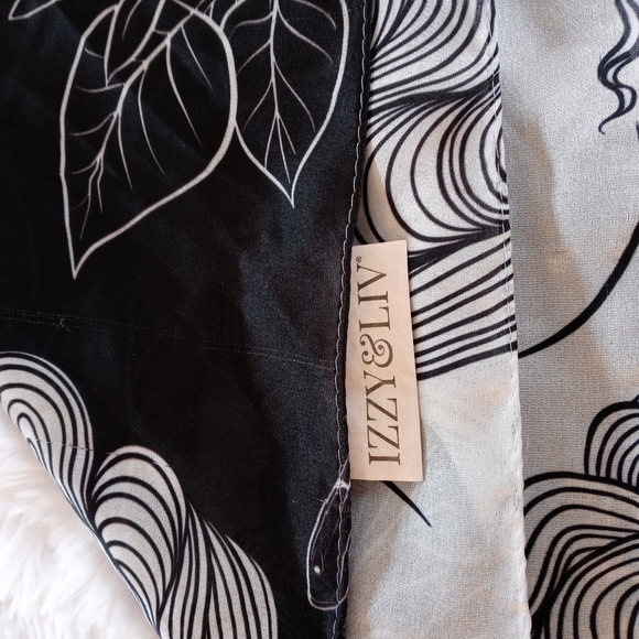 Izzy & Liv Ethnic Scarf Black White Square Silk Blend Black Woman.47"x52" - Picture 3 of 3